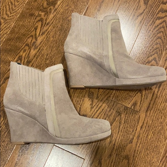 Beige suede wedge ankle boots - Picture 2 of 4